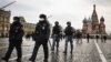 Сотрудники полиции и Росгвардии патрулируют Красную площадь в Москве (Архивное фото)