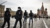 Rendőrök és az orosz Nemzeti Gárda tagjai járőröznek a Vörös téren Moszkvában, 2021. január 25-én. 