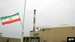 Flamuri iranian, jashtë një ndërtese ku ndodhet një central bërthamor, qyteti Bushehr