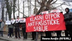Sa protesta zbog početka sudskog procesa rehabilitacije Nedića, Beograd, decembar 2015.