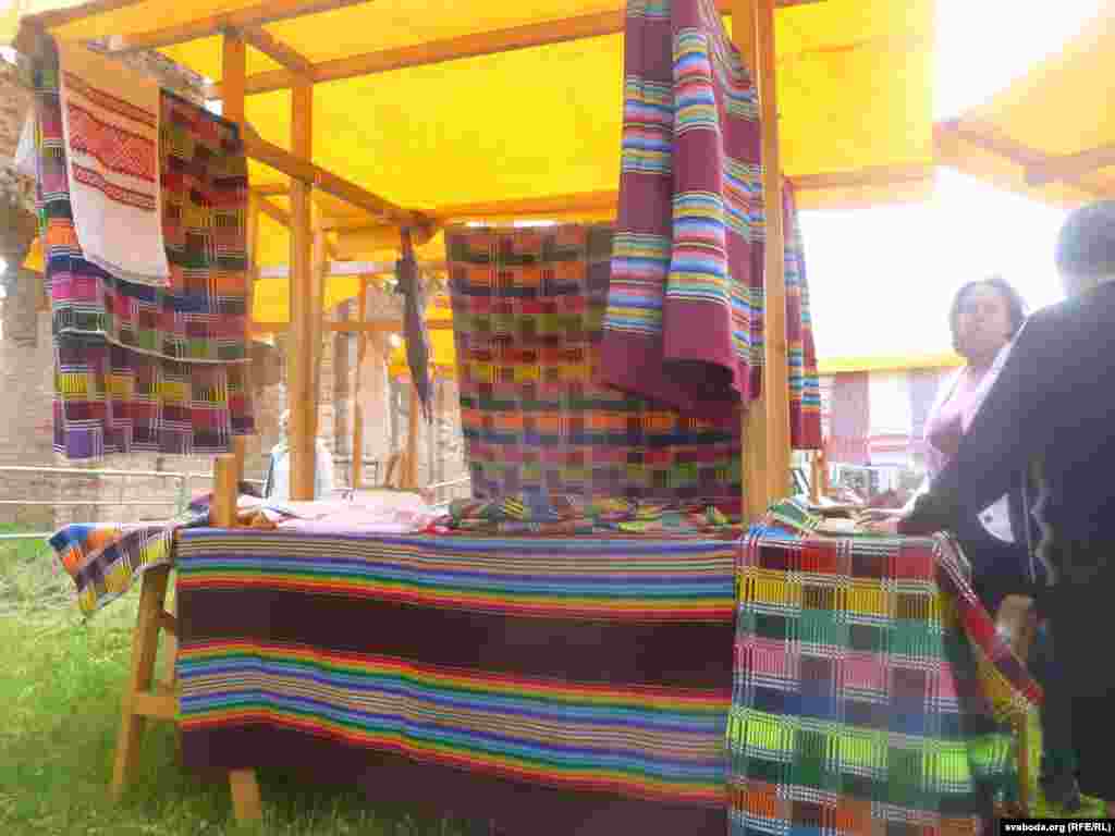 На фэсьце можна набыць вырабы традыцыйнага народнага ткацтва
