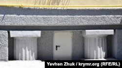 Колонны у входа в подвал в доме №1 по Курчатова