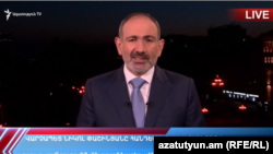 Премьер-министр Армении Никол Пашинян во время телеобращения к гражданам, 17 апреля 2020 г.