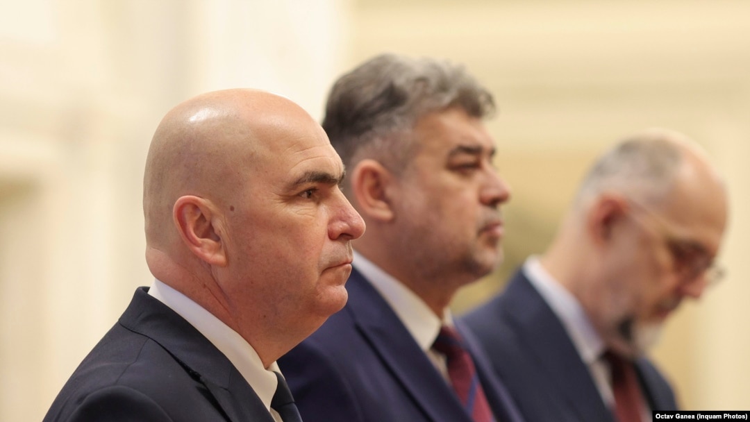 Liderii coaliției de guvernare de la stânga la dreapta: Ilie Bolojan, lider interimar al PNL, Marcel Ciolacu - președinte PSD, președintele UDMR - Hunor Kelemen