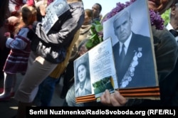 Заборонена комуністична символіка під час акції «Безсмертний полк» 9 травня 2016 року у Києві