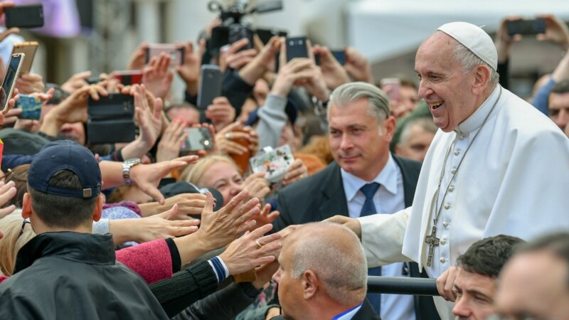 Папата Франциск ги отфрли критиките за благослов на истополови парови