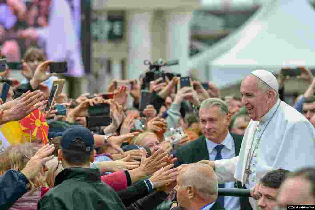 СЕВЕРНА МАКЕДОНИЈА - Папата Франциск беше во еднодневна апостолска посета на Македонија. По средбата со државниот врв одржа миса во центарот на Скопје.