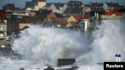 Волны разбиваются о прибрежную зону во время шторма «Киара» в Вимрё, Франция. 10 февраля 2020 год.
