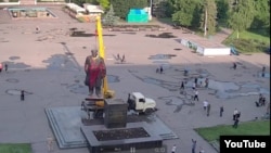 Украинадағы Ленин ескерткіштерінің бірін құлату сәті.