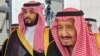 محمد بن سلمان (چپ)، ولیعهد، در کنار پادشاه سعودی