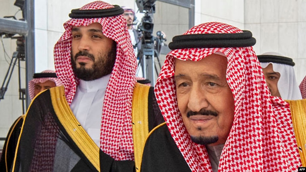 محمد بن سلمان (چپ)، ولیعهد، در کنار پادشاه سعودی