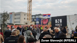 Protest pred zgradom Televizije Informer, Beograd, Srbija, 18. oktobar 2025.