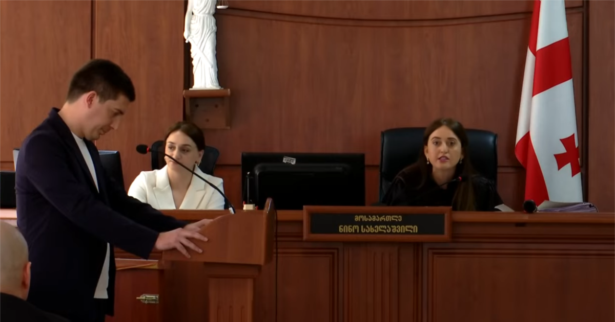 მოსამართლე სახელაშვილმა ამაღლობელის სხდომიდან ჟურნალისტი და ოპერატორი გაუშვა