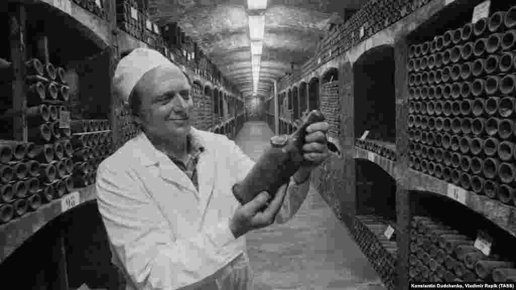 &nbsp;Şarapçı Yuriy Yegorov 1990 senesi yapılğan madera şişesinen Foto: 1984 senesi 