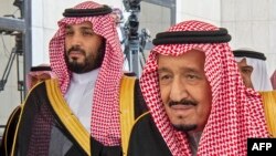 محمد بن سلمان (چپ)، ولیعهد، در کنار پادشاه سعودی