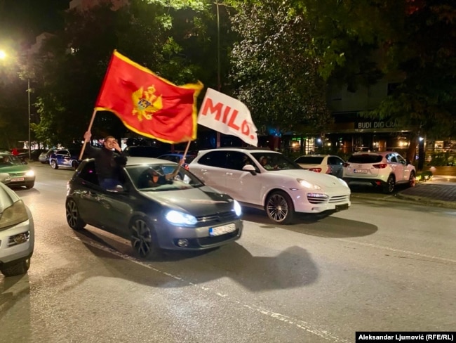 Mbështetësit e DPS-së duke festuar pas shpalljes së rezultateve zgjedhore në Podgoricë, 29 shtator.