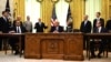  Președintele Serbiei, Aleksandar Vucic, și cel kosovar, Avdullah Hoti, semnând la Casa Albă acordul economic cu medierea președintelui SUA, Donald Trump 