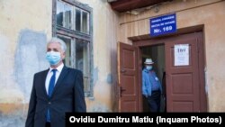 Gabriel Tischer, candidatul FDGR pentru funcția de presedinte al Consiliului Județean Sibiu, pozează după ce a votat în cadrul alegerilor locale desfășurate în Cisnădioara, județul Sibiu,