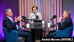 Analiștii politici Igor Boțan (stânga) și Nicolae Negru, alături de autoarea podcastului Dincolo de Știri, Eugenia Crețu, în studioul Europei Libere