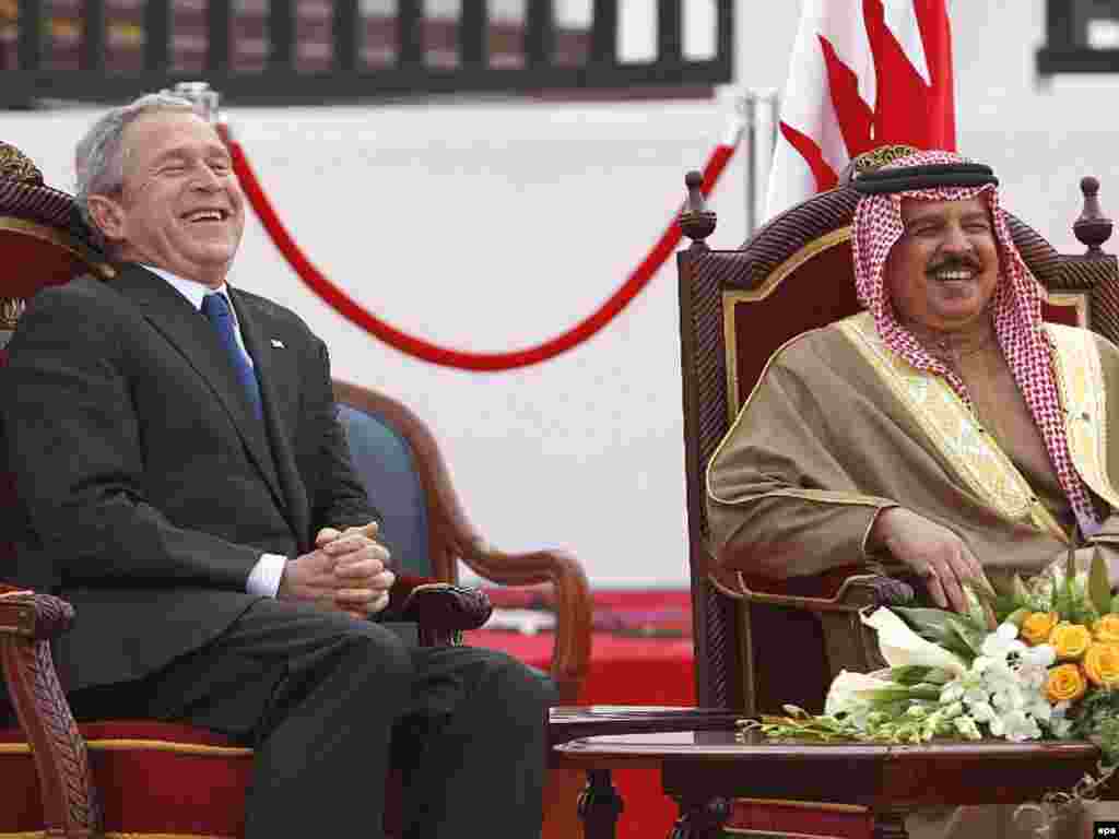 Буш и король Бахрейна Хамад бен Иса аль-Халифа во время торжественного встречи в Шакир-Паласе. Манама, Бахрейн, 12 января 2008.