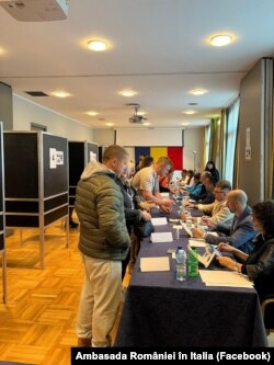 În imagine, români care se prezintă la vot, la o secție de votare din Italia.