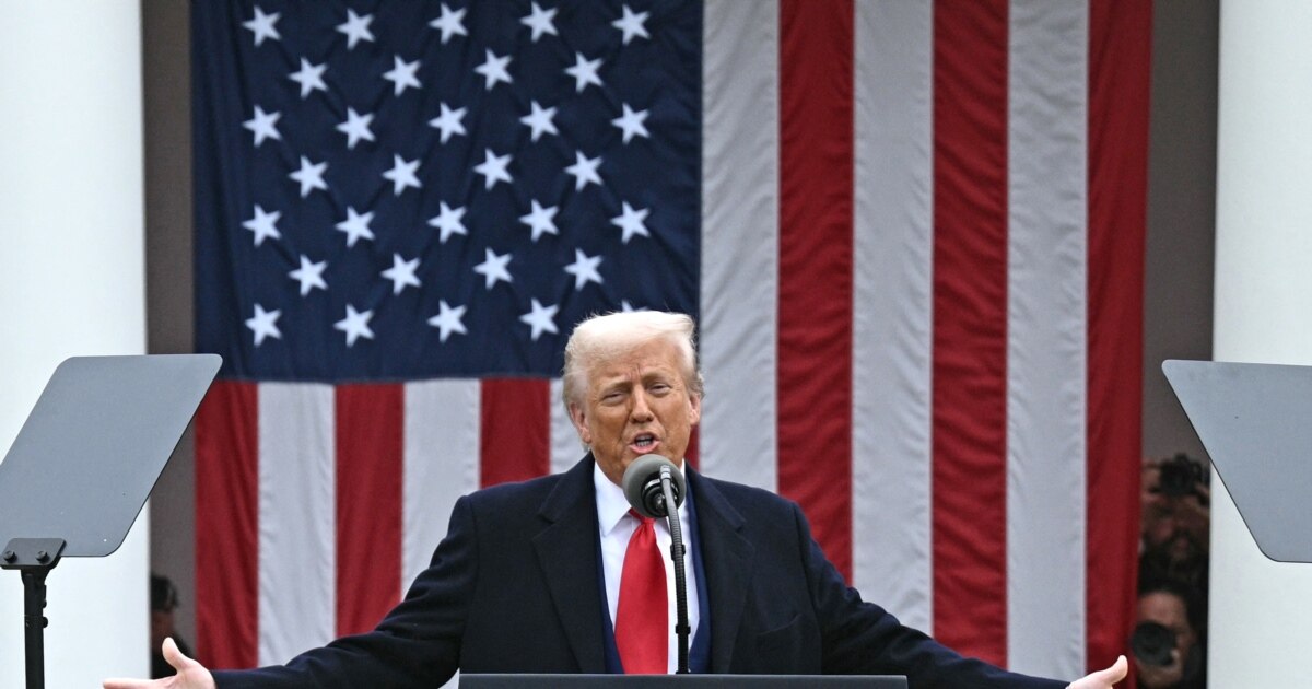 Трамп відклав запровадження тарифів для 75 країн, але знову підняв мита для Китаю Трамп відклав запровадження тарифів для 75 країн, але знову підняв мита для Китаю