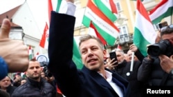 Петер Мадяр, лідер опозиційної партії «Тиса», прибуває на передвиборчу поїздку до Дьйора, Угорщина, 15 листопада 2025 року.