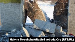 Уламки пам'ятника вбитим полякам у лютому 1944 року у тодішньому селі Гута Пеняцька, Бродівський район, Львівщина
