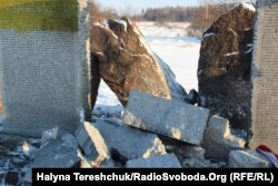 Уламки пам'ятника вбитим полякам у лютому 1944 року у тодішньому селі Гута-Пеняцька, Бродівський район, Львівщина