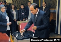 Абдэль Фатах аль-Сісі галасуе на прэзыдэнцкіх выбарах, Эгіпет, Каір, 26 сакавіка 2018