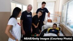 Legendarni trener Greg Popović sa NBA igračima u poseti deci u bolnici u Tiršovoj. Beograd 17. avgust 2018.