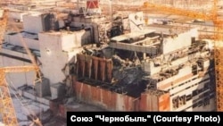 Разрушенный взрывом четвертый блок Чернобыльской атомной электростанции.