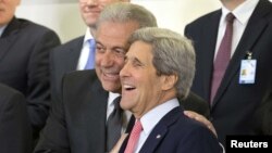 Aмериканскиот државен секретар Џон Кери и министерот за надворешни работи на Грција Димитрис Аврамопулос.