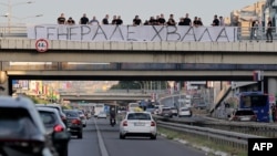 „Mulțumim, generale!” Bărbați belgrădeni salută convoiul care aduce în Serbia cadavrul lui Ratko Mladić, criminal de război decedat în închisoare la Haga.