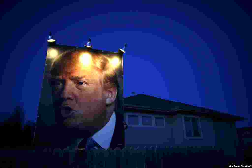 Изображение кандидата в президенты США республиканца Дональда Трампа, установленное во дворе дома в городе Уэст-Де-Мойн, штат Айова. 15 января 2016 года (Reuters/Jim Young).