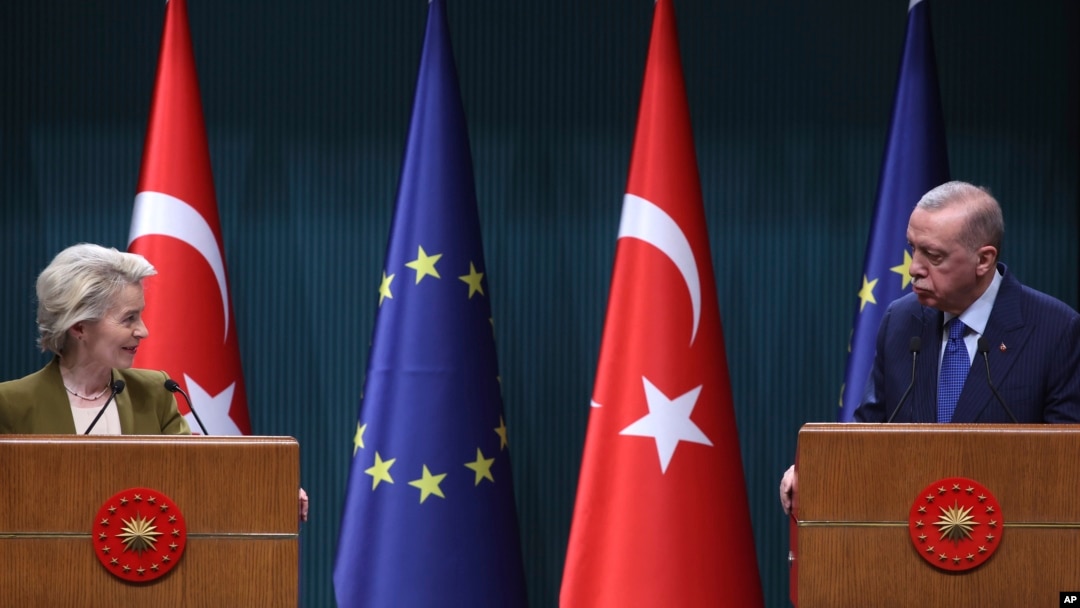 Președinta Comisiei Europene, Ursula von der Leyen, și președintele Turciei, Recep Tayyip Erdogan, la Ankara, în decembrie 2024.