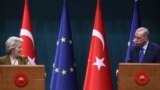 Președinta Comisiei Europene, Ursula von der Leyen, și președintele Turciei, Recep Tayyip Erdogan, la Ankara, în decembrie 2024.