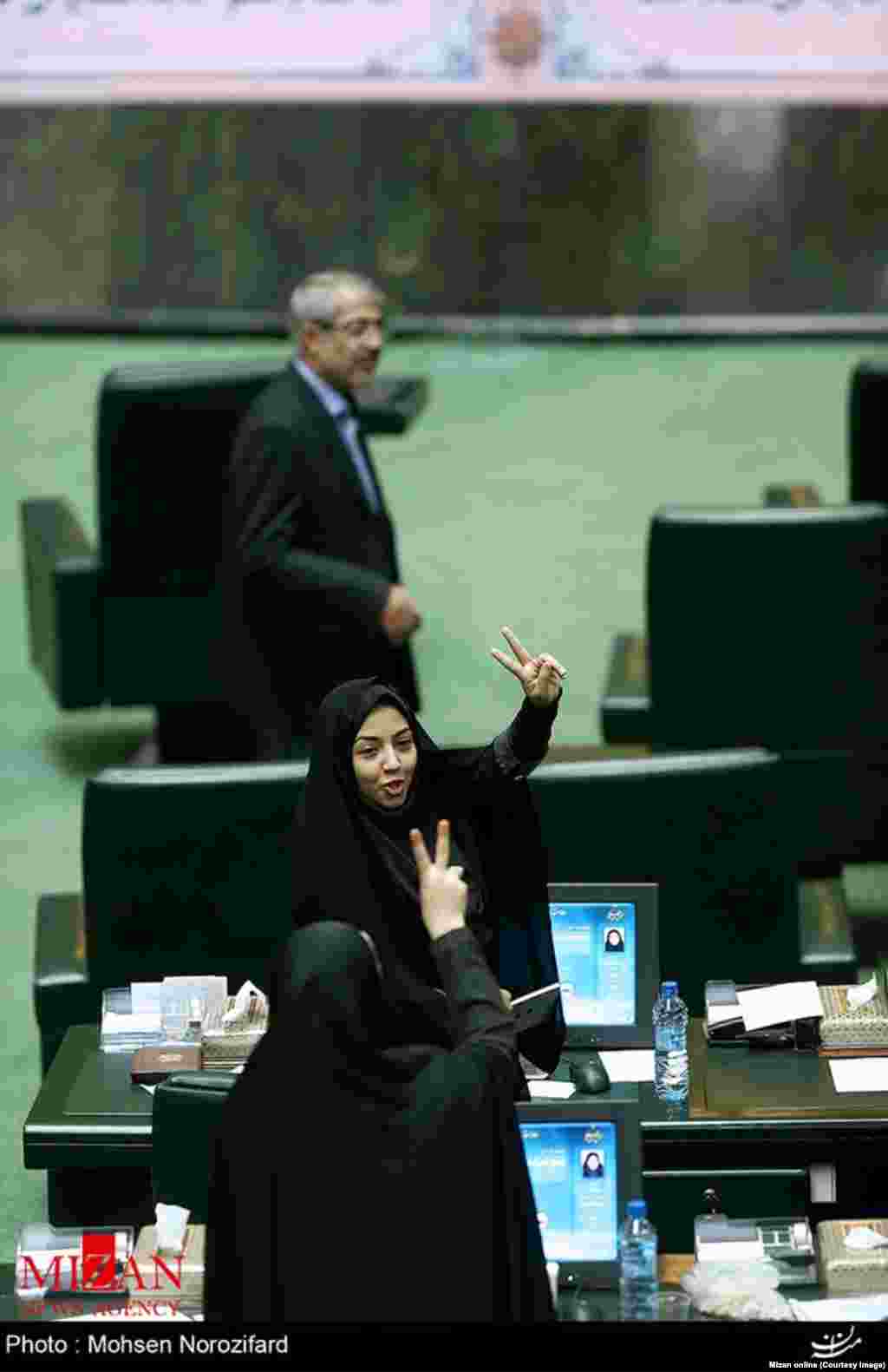 رأی مخالف دو نماینده زن در یکی از رأی&zwnj;گیری&zwnj;ها در جلسه علنی مجلس با نشان دادن عدد ۲