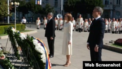 Cei trei lideri ai puterii pro-europene, președinta Maia Sandu, premierul Dorin Recean și spicherul Igor Grosu, depunând flori la monumentul lui Ștefan cel Mare, de Ziua Independenței.