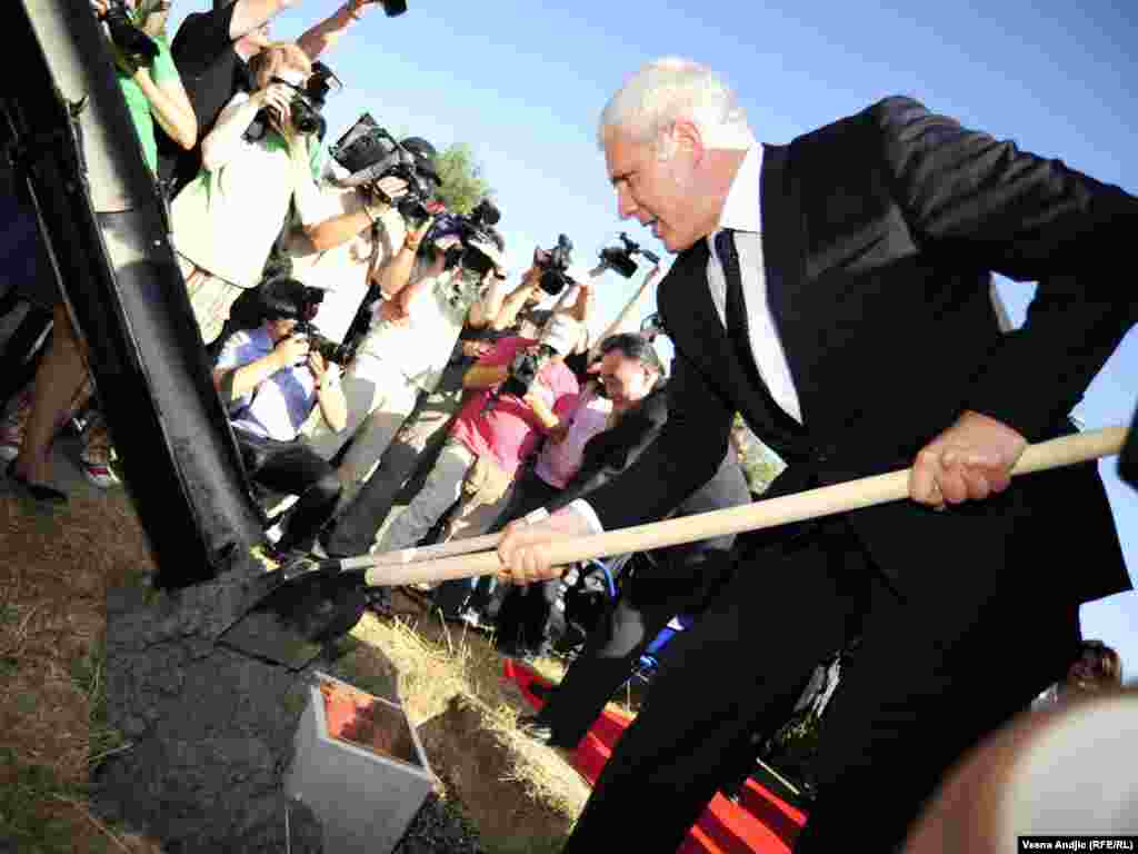 Predsednik Srbije Boris Tadić polaže kamen temeljac za Most prijateljstva Kine i Srbije preko Dunava FOTO: VESNA ANĐIĆ