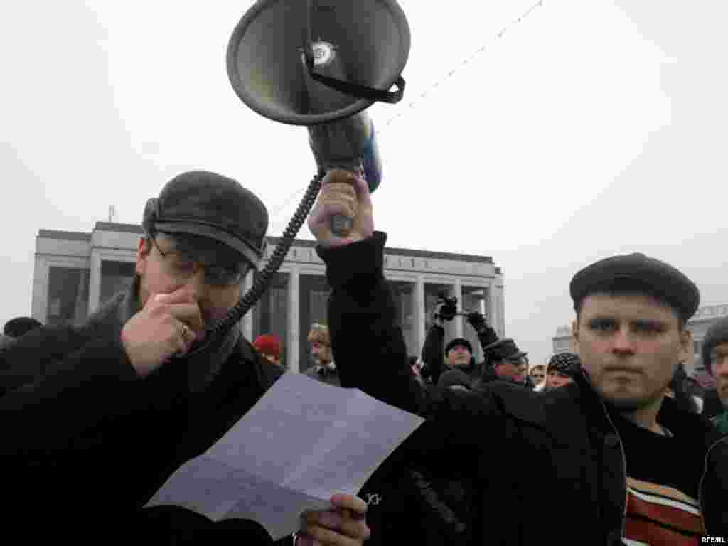 Намесьнік старшыні Партыі БНФ Алесь Міхалевіч заклікаў вызваліць усіх зьняволеных