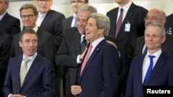 Грчкиот министер за надворешни работи Димитрис Аврамопулос со американскиот државен секретар Џон Кери во Брисел.