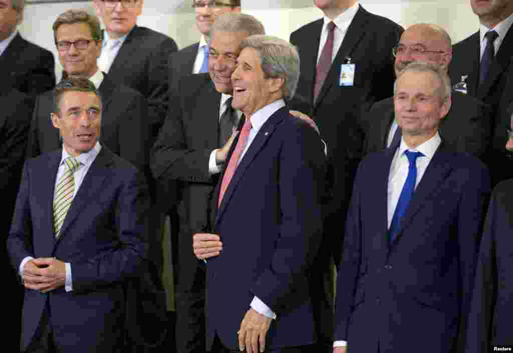 Belgija - Grčki ministar spoljnih poslova, Dimitrios Avramopoulos, američki državni tajnik, John Kerry te ostali učesnici sastanka u NATO centrali, Brussels, 23. april 2013. 