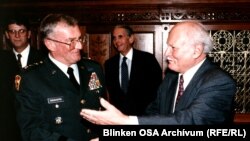 Göncz Árpád köztársasági elnök fogadja William Perry amerikai védelmi minisztert Budapesten, 1996. április 22.