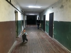 Сын Алины в коридоре общежития