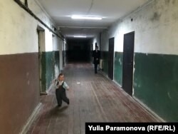 Сын Алины в коридоре общежития