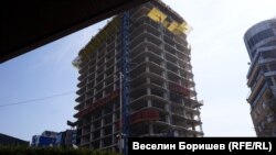 Небостъргачът "Златен век"