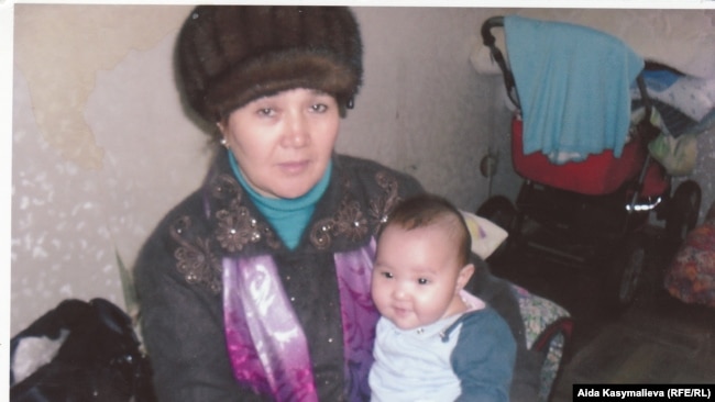 Урмат Байматова. Кыргызстандык келиндер таштап кеткен наристелердин бири менен. 2011-жыл