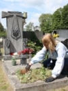 Ганна Величко біля знайденого нею у 2010 році пам’ятника воїнам УГА
