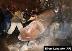 Повалення пам'ятника Леніну в Києві під час Революції гідності, 8 грудня 2013 р.